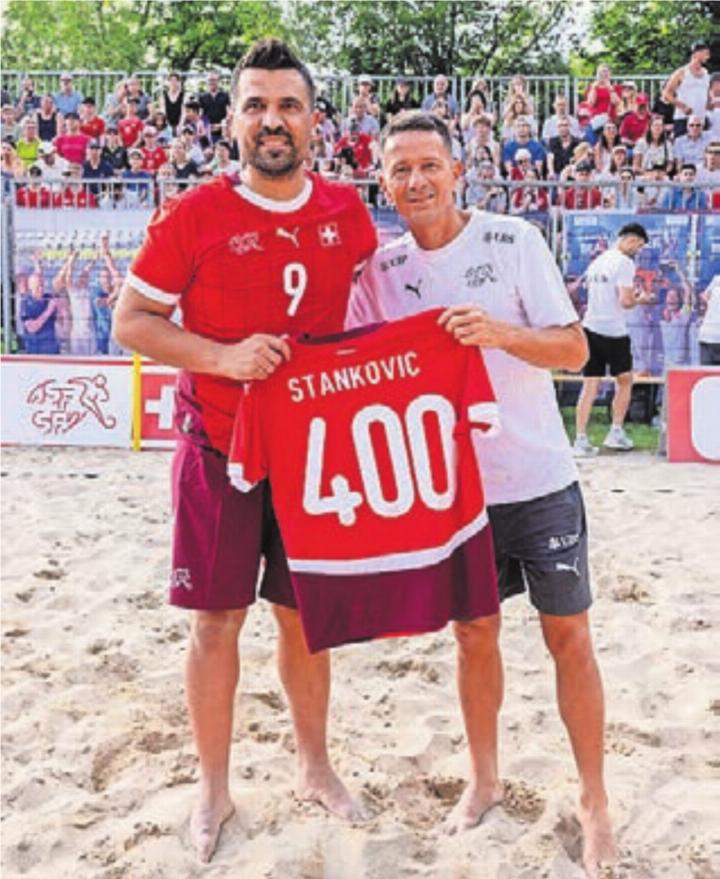 Dejan Stankovic (links) und Nationaltrainer Angelo Schirinzi mit dem Jubiläumstrikot. Bild: Yasmine Bollmann