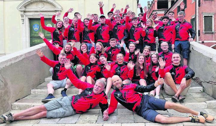 Ein einmaliges Erlebnis in einem Bild festgehalten. Die Finisher des «bbz by bike» in Sottomarina di Chioggia. Bilder: zg