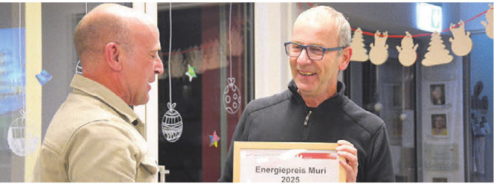 Die Preisübergabe: Thomas Ilg (links) und Stefan Staubli. Bild: ake