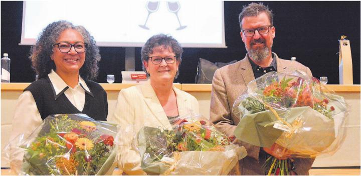 Strahlende Gesichter nach ihrer letzten «Gmeind» als Gemeinderäte, von links: Carolynn Handschin, Milly Stöckli und Beat Küng. Bild: Annemarie Keusch