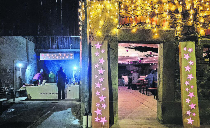 Bereits kurz nach dem Erleuchten des Laternenwegs wurde auch das Beizli rege besucht. Die kalten Temperaturen luden geradezu ein, sich zu wärmen und zu stärken. Bilder: Verena Anna Wigger