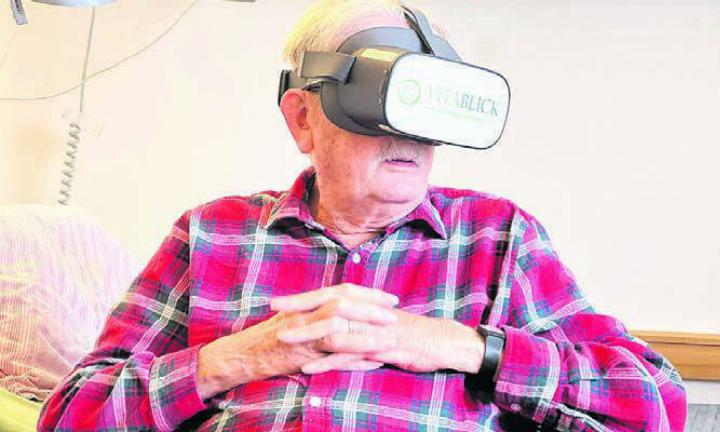 Der Einsatz der VR-Brille erlaubt es auch Menschen, die nicht mehr mobil Bild: zg
