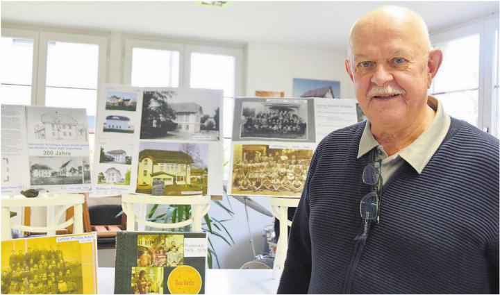 Jörg Sax interessiert sich stark für Lokalhistorie – rund um das 200 Jahre alte Schulhaus und heutige Kindergarten-Gebäude hat er so manches entdeckt. Bild: Annemarie Keusch