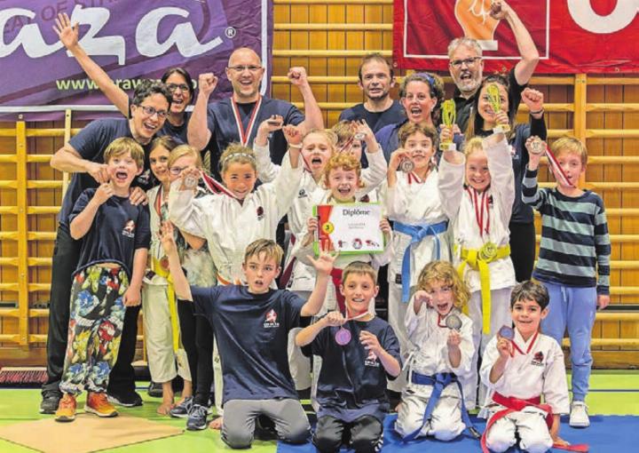 Die erfolgreichen Karatekas der Altersklassen U10 und U12. Bild: zg