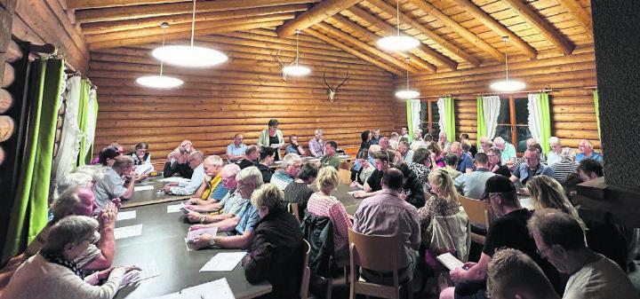 Es wurde ganz schön eng in der Waldhütte Tannenlaube. Die Traktanden wurden alle einstimmig genehmigt. Bilder: Annemarie Keusch