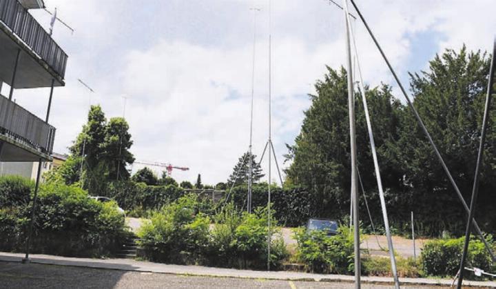 Die Parzelle neben dem Schweizer Strohmuseum gehört der Stach Investment AG. Ob das Landstück von der Ortsbürgergemeinde allenfalls gekauft werden kann, soll nun der Gemeinderat abklären. Bild: dm