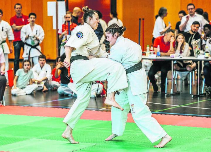 Angela Felber (links) im Finalkampf des WKB World Cups in Sarnen. Es war eines von zwei Turnieren in diesem Jahr, die sie gewonnen hat. Morgen Samstag soll an der SM in Anglikon Titel Nummer 3 folgen. Bild: zg