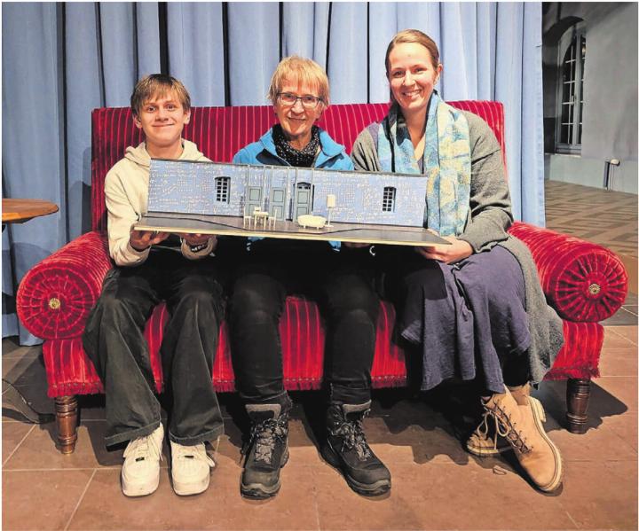 Yanis Studer, Käthi Vögeli und Anja Betschart (von links) wirken auf respektive neben der von Pe Spalinger gestalteten Bühne, die vor der Umsetzung für «Die Physiker» fein säuberlich in entsprechendem Gewand modelliert wurde. Bilder: Marco Huwyler