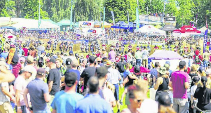 Topfahrer, Prominenz und beste Motorsport-Unterhaltung: das Pfingstcross in Muri. Bild: Simon Huwiler