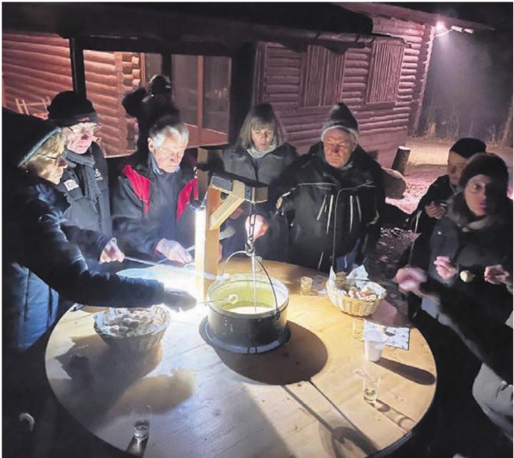 Die Mitglieder der Läufervereinigung genossen das Fondue in spezieller Atmosphäre vor der Tannenlaube. Bild: zg