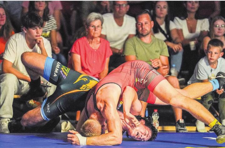 86 kg Greco: Marc Weber (in Rot) zerzaust Yannick Epp und siegt nach technischer Überlegenheit 15:0 (4:0). Bilder: Andy Müller