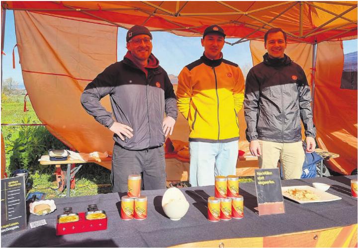 Cyrill Felder, Noah Köchli und Benjamin Keusch (von links) bei ihrer Marktpremiere in Muri. Sie präsentieren ihr «Fritten-» oder Kartoffelgewürz kompetent und mit viel Charme. Bilder: Verena Anna Wigger Cyrill Felder, Noah Köchli und Benjamin Keusch (von links) bei ihrer Marktpremiere in Muri. Sie präsentieren ihr «Fritten-» oder Kartoffelgewürz kompetent und mit viel Charme. Bilder: Verena Anna Wigger