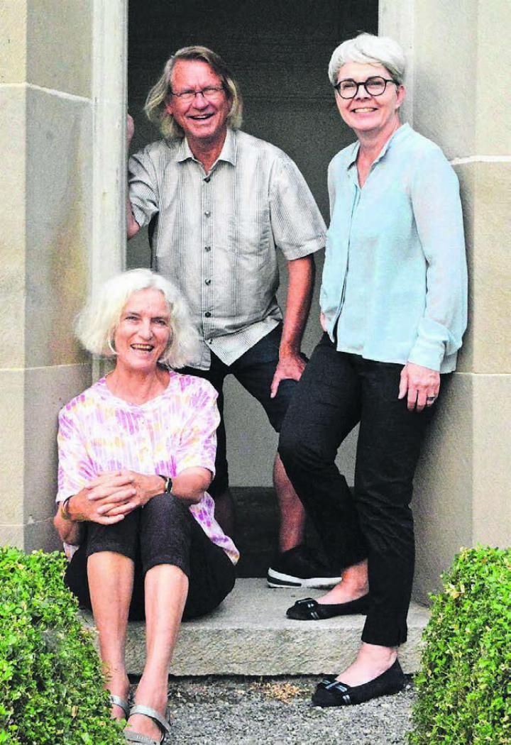 Von der Region für die Region, lautet der Gedanke hinter der «Venus von Muri». Brigitt Bürgi (links), Peter Fischer und Heidi Holdener freuen sich auf ein spannendes Kunstprojekt. Bild: Celeste Blanc
