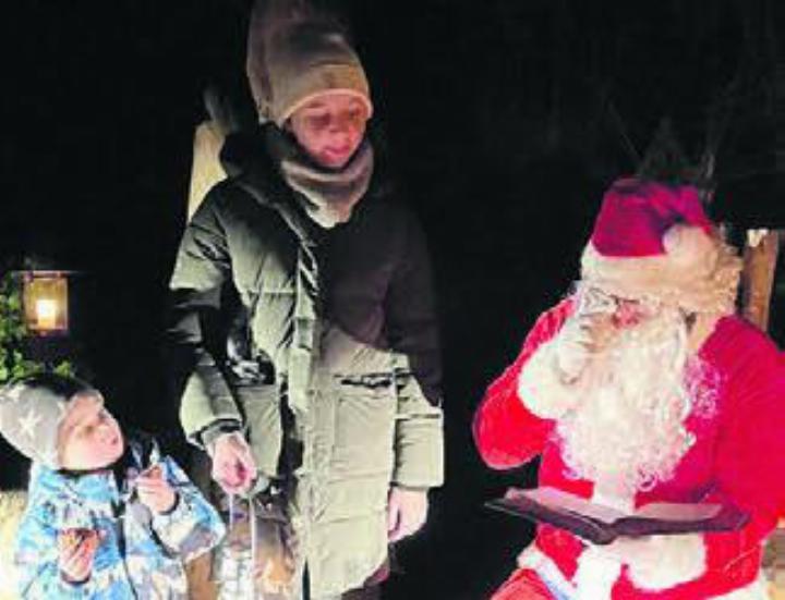 Auf dem Lichterweg in Gisikon begegnen die Familien dem Samichlaus. Bild: zg