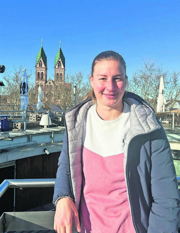 Glücklich in Freiburg: Der Wechsel in die Bundesliga hat Julia Stierli als Mensch und Fussballerin gutgetan. Im Sommer steht für die Nati-Spielerin zudem ein grosses Highlight bevor: die EM im eigenen Land. Im Hintergrund des Bildes ist die Herz-Jesu-Kirche im Stadtteil Stühlinger. Bild: Stefan Sprenger