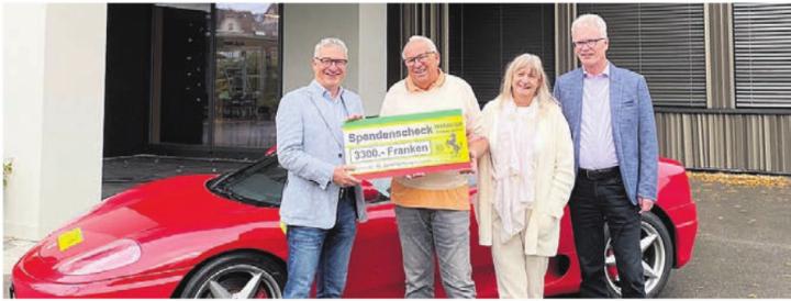 Die St. Josef-Stiftung freut sich über einen Spendenscheck. Bild: zg