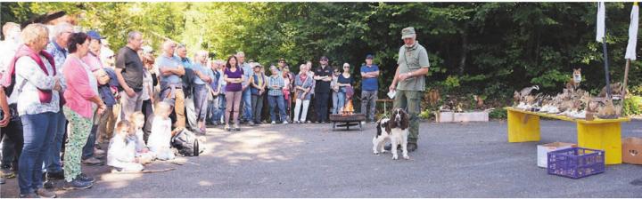 Die Mitglieder des Jagdvereins Zufikon stellten sich, ihre Arbeit und ihre Schweisshunde vor. Auch haben sie für die Bevölkerung viel Besichtigungsmaterial mitgenommen. Bild: sab