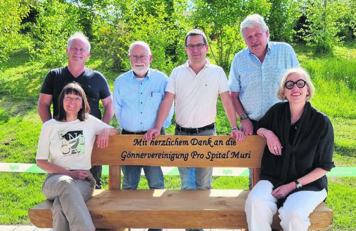 Der Stiftungsrat der Gönnervereinigung Pro Spital Muri, (Hinten v. l.): Priska Bernet, Michaela Allemann. Hinten (v. l.): Emanuel Egger, Bruno Breitschmid, CEO Daniel Strub, Stiftungsratsvizepräsident Rico Hartmann. Sie freuen sich, denn das von ihnen gesprochene Geschenk wird bereits rege genutzt. Bild: Verena Anna Wigger