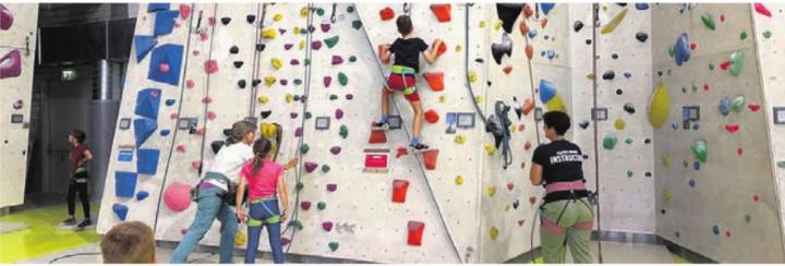 Wie an der Kletterwand, können Kinder verschiedene Angebote ausprobieren.   Bild: zg