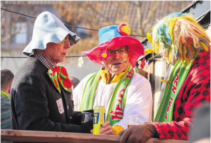 Die Dorfplatzfasnacht bietet auch immer wieder die Gelegenheit, viele alte Bekannte zu treffen und über die früheren Zeiten zu plaudern.