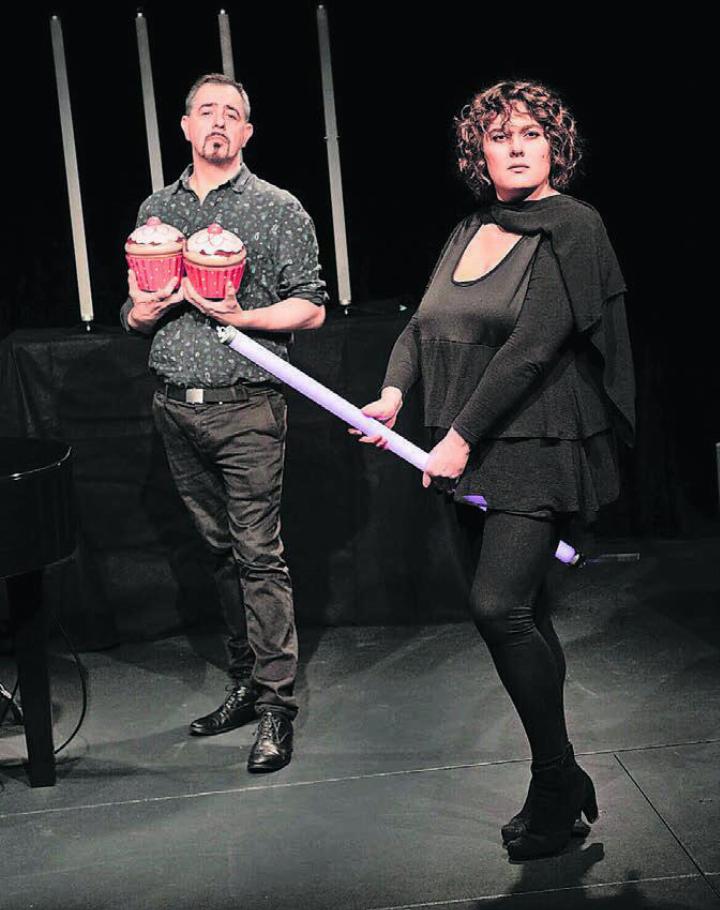 Philippe Kuhn und Patti Basler versuchen, Bildungslücken zu schliessen. Bild: Roland Tännler