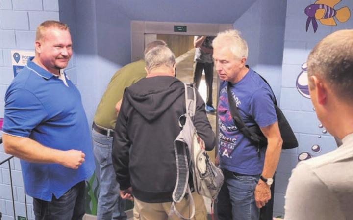 Brunnenmeister Sven Tauchert (links) freut sich über das grosse Interesse an den Anlagen. Sogar der Gang in eine der Speicherkammern war möglich.