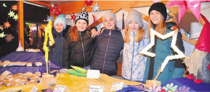 Die Boswiler Jugend nimmt ihre Aufgabe ernst und findet am Weihnachtsmarkt mit Freude und Elan für allerlei Dekoratives neue Besitzer. Bilder: Thomas Stöckli Die Boswiler Jugend nimmt ihre Aufgabe ernst und findet am Weihnachtsmarkt mit Freude und Elan für allerlei Dekoratives neue Besitzer. Bilder: Thomas Stöckli