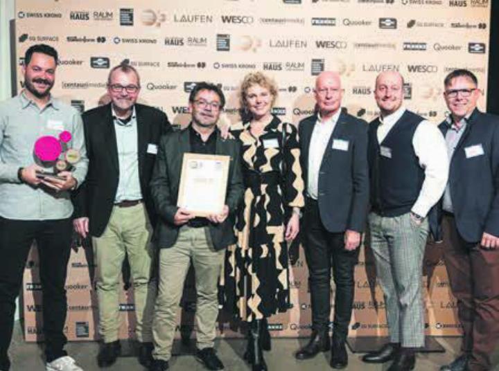 Für das Bettwiler Unternehmen hat die Auszeichnung einen besonderen Wert. Dementsprechend gross ist die Freude bei Ivo Keusch (Projektleiter), Roland Vogt (Beratung Verkauf), Markus Stutz (Betriebsleiter), Daniela Meier (Marketing), Guido und Timo Henzmann von Vinova Architects sowie CEO und Inhaber von Brunner Küchen Adrian Bernhard (von links). Bild: zg
