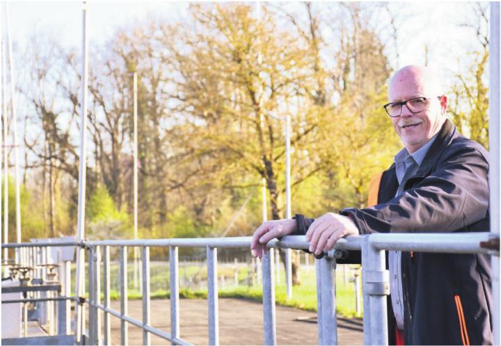 Albert Betschart besucht die ARA regelmässig. «Hier kommt die neue Reinigungsstufe hin», sagt er. Nach Umbau und Sanierung wird die Anlage an der Reuss wesentlich grösser. Bild: Verena Anna Wigger
