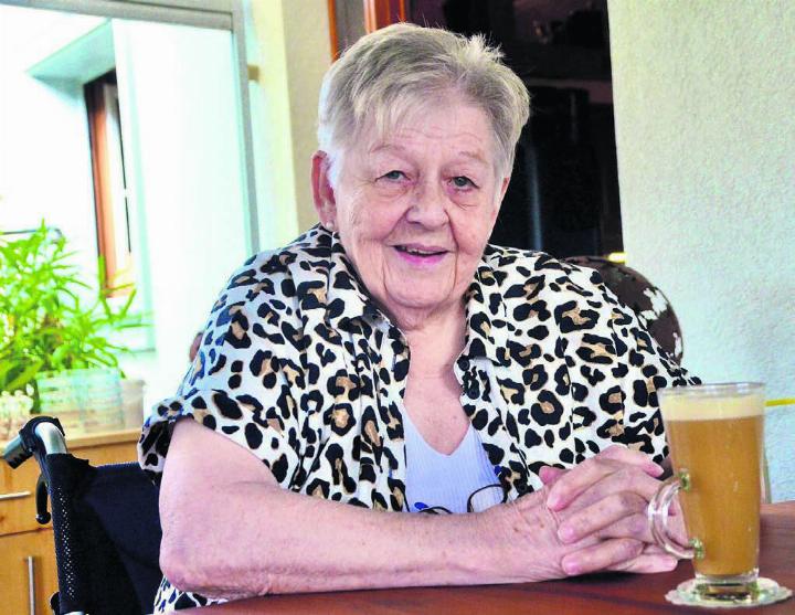 Hier gefällt es ihr: Ruth Bruderer am grossen Holztisch im Garten ihres Restaurants Reussbrücke in Werd. Bild: Thomas Stöckli