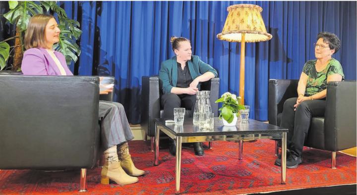 Elena Ibello (links) sucht sich jeden Monat Gesprächspartner, um über das Sterben und den Tod zu reden. Im Live-Podcast aus dem Reusspark waren dies Palliativ-Fachfrau Karin Rippstein (Mitte) und Helene Schnyder, die vor Kurzem von ihrem Mann Abschied nehmen musste.
Bild: Chregi Hansen Elena Ibello (links) sucht sich jeden Monat Gesprächspartner, um über das Sterben und den Tod zu reden. Im Live-Podcast aus dem Reusspark waren dies Palliativ-Fachfrau Karin Rippstein (Mitte) und Helene Schnyder, die vor Kurzem von ihrem Mann Abschied nehmen musste.
Bild: Chregi Hansen