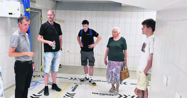 Den Teilnehmern werden die Vorzüge der neuen Produktionsstätte im Untergeschoss gezeigt. Hier lauschen sie den Ausführungen von Stefan Walder (ganz links). Bild: zg