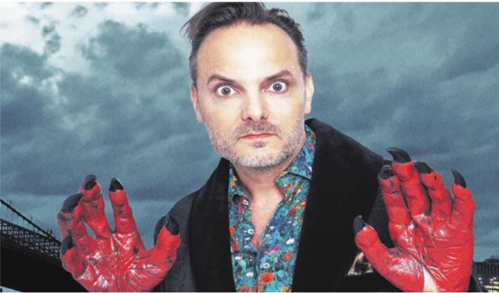 Dominic Deville mit einem Feuerwerk an liebevollen Bosheiten im Kantiforum. Bild: pd