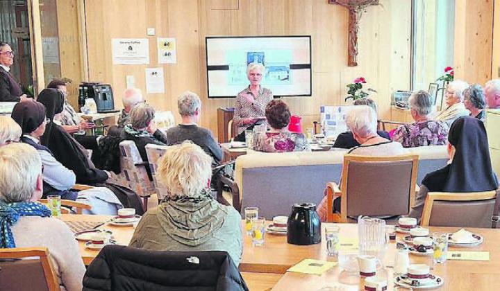 Schwester Erna erzählt den Vereinsmitgliedern von der Geschichte des St. Josefshauses. Bild: zg