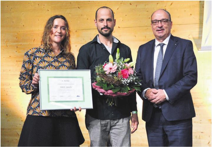 Valérie Strebel und Jules Frey dürfen von Markus Dieth die Auszeichnung entgegennehmen. Bild: pd