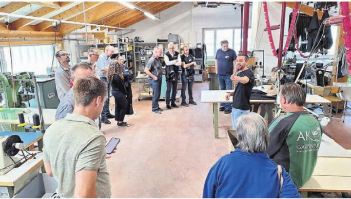 Der Abend begann mit einem interessanten Rundgang durch die Produktionsräume der technischen Näherei. Bild: gk