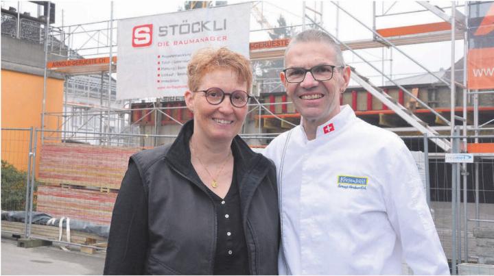 Die Baustelle, die sie freut: hinter Regula und Buki Kreyenbühl entsteht ein Neubau, der für entspanntere Platzverhältnisse in der Backstube sorgen wird. Bild: Annemarie Keusch