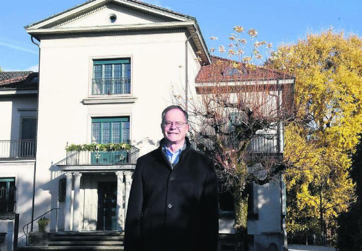 Walter Dubler vor dem Strohmuseum mit dem prächtigen Park: Als Mitglied der Stiftung Freiämter Strohmuseum war er an der Entwicklung des Anwesens und des Museums massgeblich beteiligt. Nun verabschiedet er sich von der Tätigkeit im Stiftungsrat. Bild: Daniel Marti
