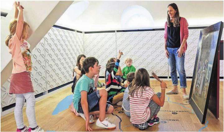 Schulklassen können im Rahmen des Lehrplans mit einer Vermittlerin die Dauerausstellung des Museums spielerisch erkunden und erhalten Einblick in verschiedene Materialien und die Herstellung. Bild: Felix Wey