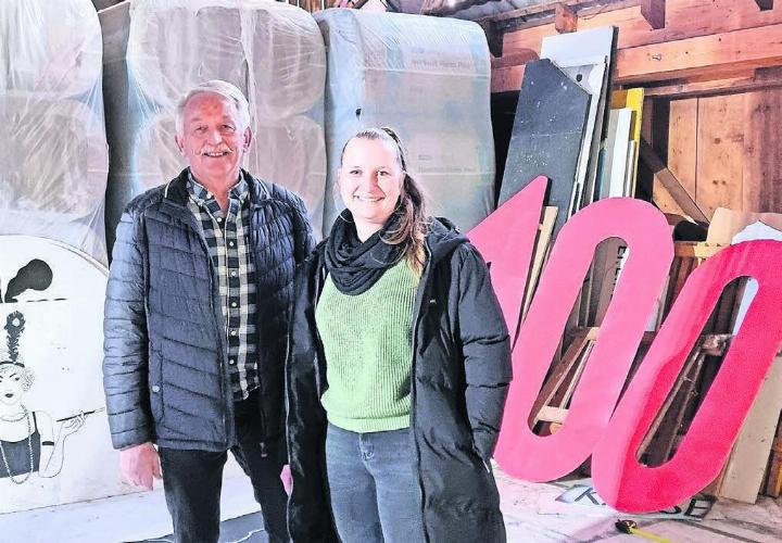 Erwin Stöckli und OK-Präsidentin Petra Bächler kramen im Malatelier in ihren Erinnerungen anlässlich des Jubiläumsballs. Sie greifen dabei auf die letzten 50 Jahre und die Geschichte des Fantasienballs zurück. Bild: Verena Anna Wigger