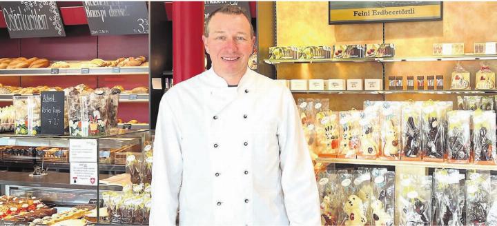 Geschäftsleiter Hans-Peter Dick: «Unsere Osterhasen und Ostereier sind von Hand gegossen und verziert.» Bild: Rüebliland-Beck Geschäftsleiter Hans-Peter Dick: «Unsere Osterhasen und Ostereier sind von Hand gegossen und verziert.» Bild: Rüebliland-Beck