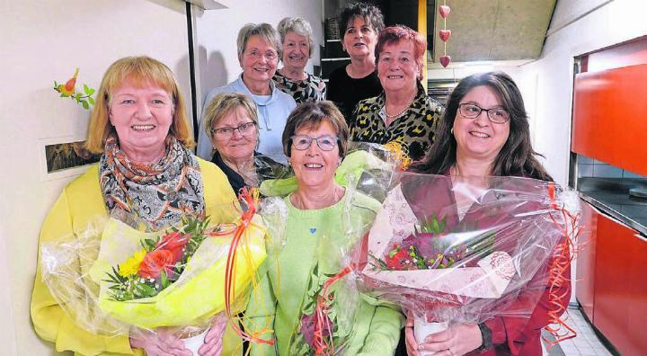 Gleich neun langjährige Mitglieder konnten ein Jubiläum feiern. Vorne von links: Lisa Romanelli, Annemarie Wiederkehr, Trudi Luzio, Michela Paolozzi. Hinten von links: Helen Isler, Adele Koch, Yvonne Maurer, Käthi Röthlisberger. Es fehlt Lilli Lochinger. Bild: zg