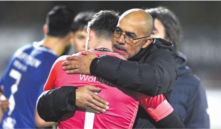 Wohlen-Trainer Piu gratuliert Goalie Joel Bonorand nach dem Schötz-Sieg. Die aktuelle Kader-Situation kann für Wohlen zum grossen Vorteil werden. Dem Trainer ist bewusst, dass er jetzt aber kommunikativ noch stärker gefragt ist, damit keine Unzufrieden-
heit entsteht.
Bild: Alexander Wagner