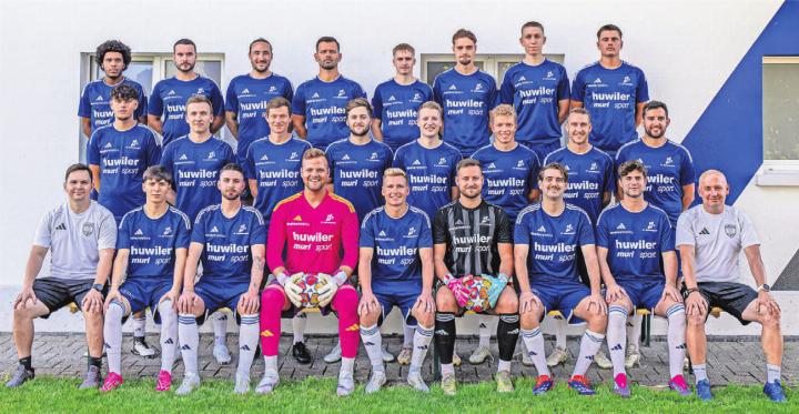 FC Sarmenstorf, Saison 2024/25, hinten, von links: Yared Wasem, Samuel Furrer, Raniero Schmidli, Fatjan Hoti, Nils Bruckhoff, Taulant Morina, Jeremy Albert, Maurice Burger. Mitte: Gjon Komani, Fabian Winkler, Jeremy Iten, Rouven Spaar, Raphael Buchmann, Pascal Lindenmann, Marco Stutz, Denis Dubler. Vorne: Marc Blum (Trainer), Nesim Abdulai, Mario Bucciarelli, Silvan Sigg, Fabian Stutz, Nicolas Hofer, Yannik Hubel, Nico Gautschi, Markus Bitzi (Torwarttrainer). Es fehlen: Yanick Hofer (Co-Trainer), Jonas Furrer, Leandro Meyer, Severin Müller.