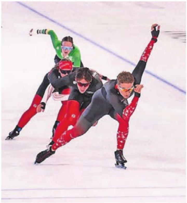 Nico Berger (vorne) durfte im Olympic Oval in Calgary trainieren, das zu den schnellsten Eisschnelllaufbahnen der Welt zählt. Bild: zg