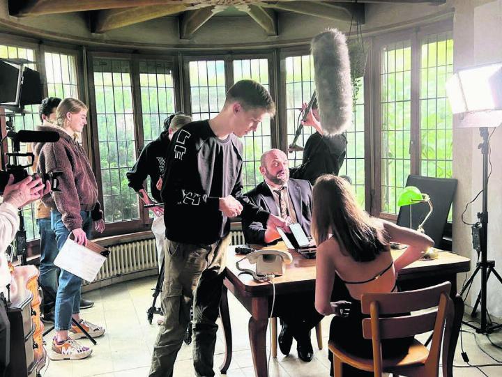Andreas Meienberg (Mitte) inmitten des Trubels am Filmset in der Villa Wild. Bild: zg