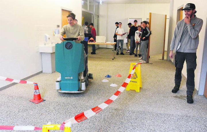 Für einmal durften die Schüler mit der Putzmaschine durchs Schulhaus flitzen, was offensichtlich Spass macht. Bilder: Chregi Hansen