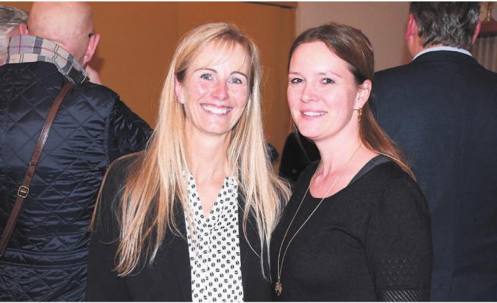 Doppelte Freude: Die neue Gemeinderätin der Mitte, Sonja Isler-Rüttimann, wird von Co-Präsidentin Stefanie Dietrich (rechts) gefeiert. Bild: Daniel Marti