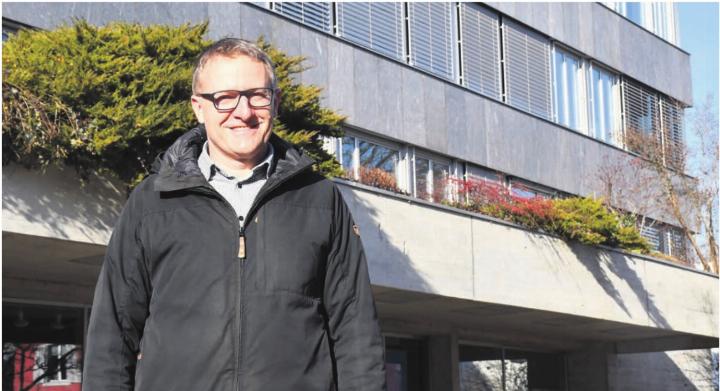 Arsène Perroud vor dem Gemeindehaus: Am 31. Dezember endet seine Ära als Gemeindeammann. Bild: Daniel Marti