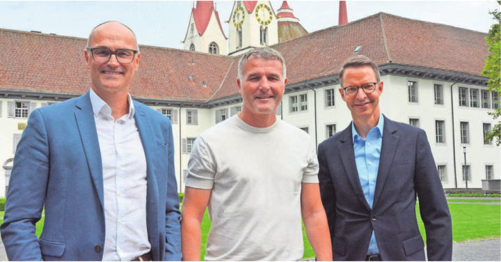 Der Moderator, der prominente Gast und der Präsident des Clubs 50, von links: Oliver Stöckli, Alex Frei und Simon Käch. Bild: Annemarie Keusch